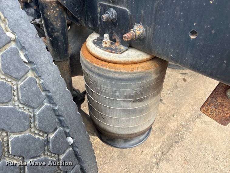 image for item ET8611 2004 International 8600 semi truck