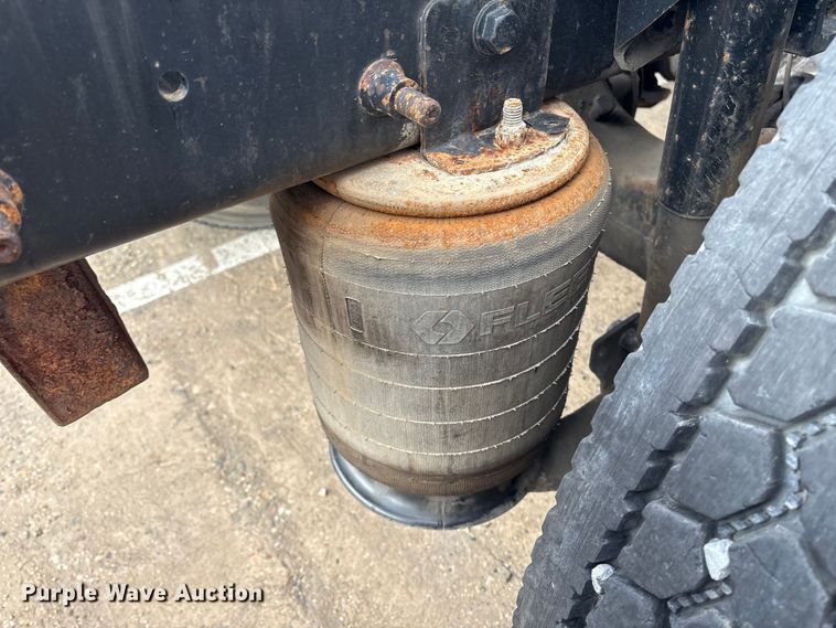 image for item ET8611 2004 International 8600 semi truck