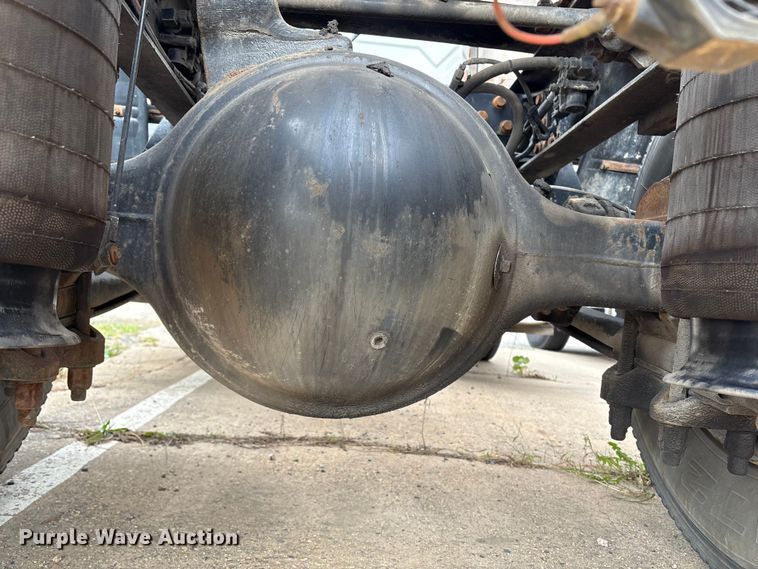 image for item ET8611 2004 International 8600 semi truck