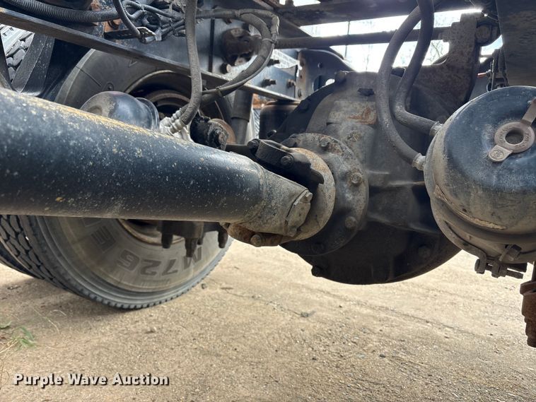 image for item ET8611 2004 International 8600 semi truck