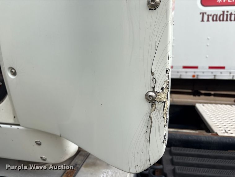 image for item ET8611 2004 International 8600 semi truck