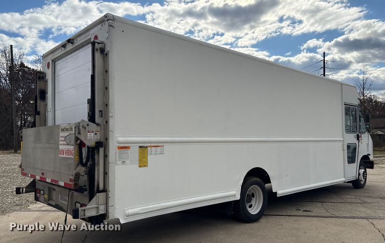 image for item ET8613 2013 Ford F59 delivery truck