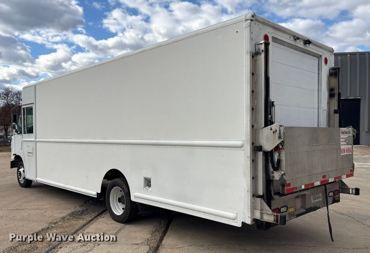 image for item ET8613 2013 Ford F59 delivery truck