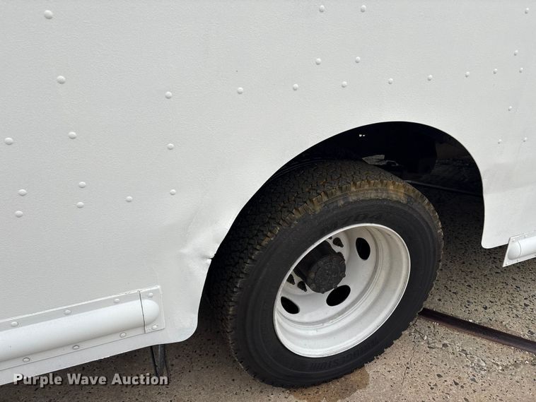 image for item ET8613 2013 Ford F59 delivery truck