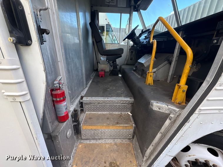 image for item ET8613 2013 Ford F59 delivery truck