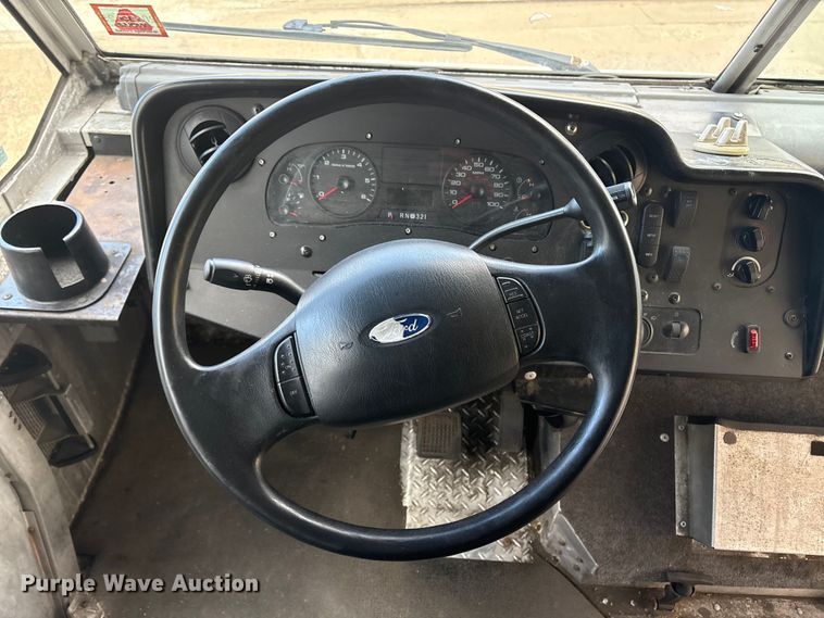 image for item ET8613 2013 Ford F59 delivery truck