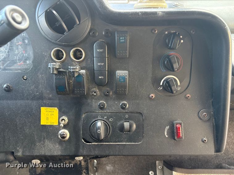 image for item ET8613 2013 Ford F59 delivery truck