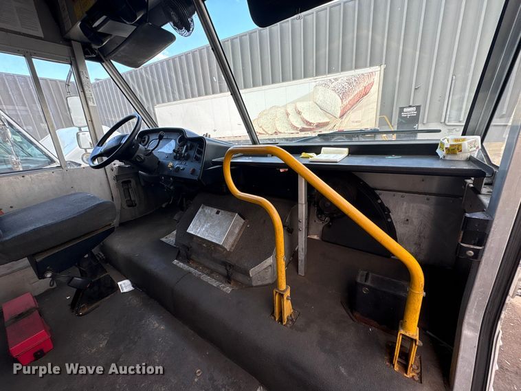 image for item ET8613 2013 Ford F59 delivery truck