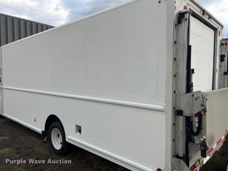 image for item ET8614 2013 Ford F59 delivery truck