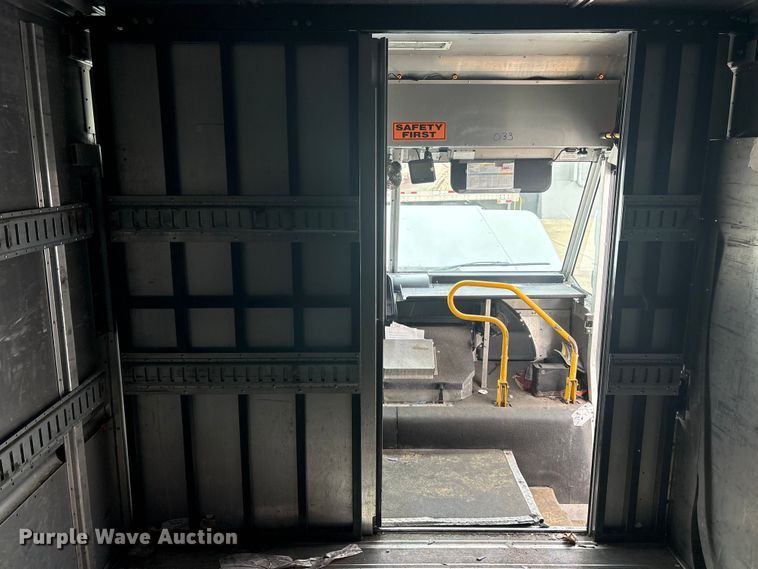 image for item ET8614 2013 Ford F59 delivery truck