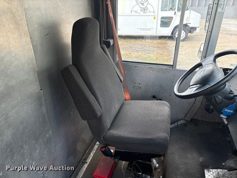 image for item ET8614 2013 Ford F59 delivery truck