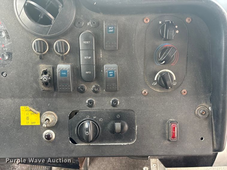 image for item ET8614 2013 Ford F59 delivery truck