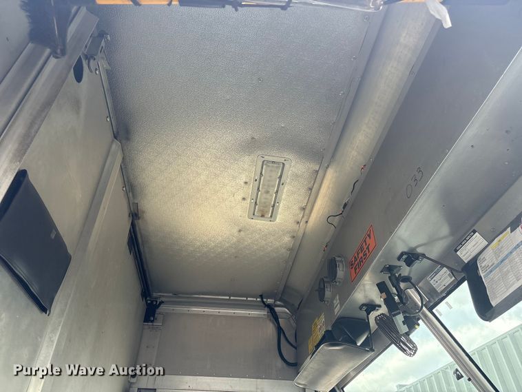 image for item ET8614 2013 Ford F59 delivery truck