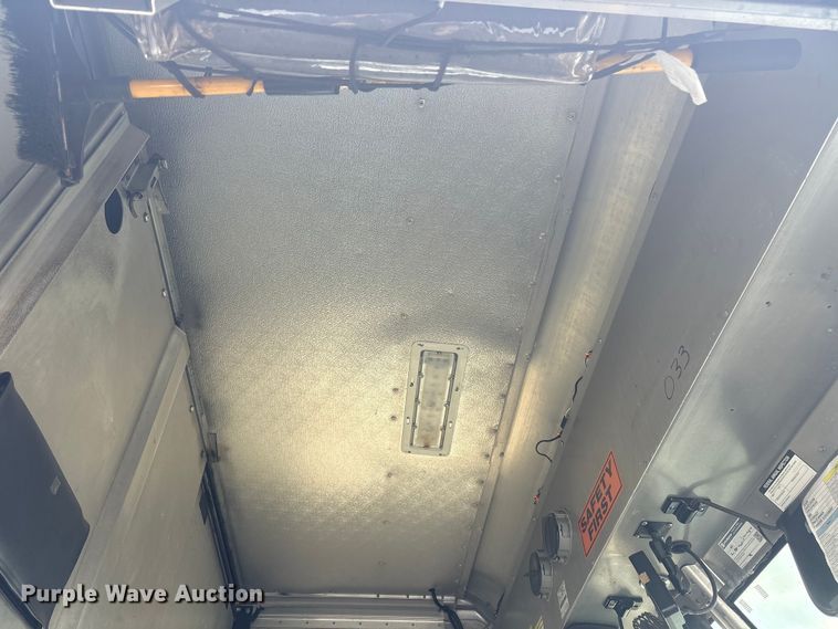 image for item ET8614 2013 Ford F59 delivery truck