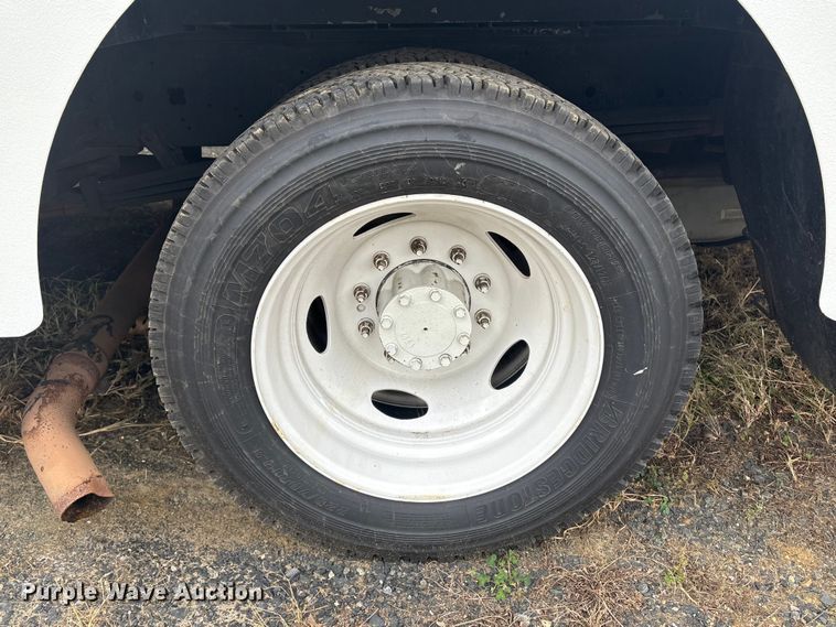 image for item ET8614 2013 Ford F59 delivery truck