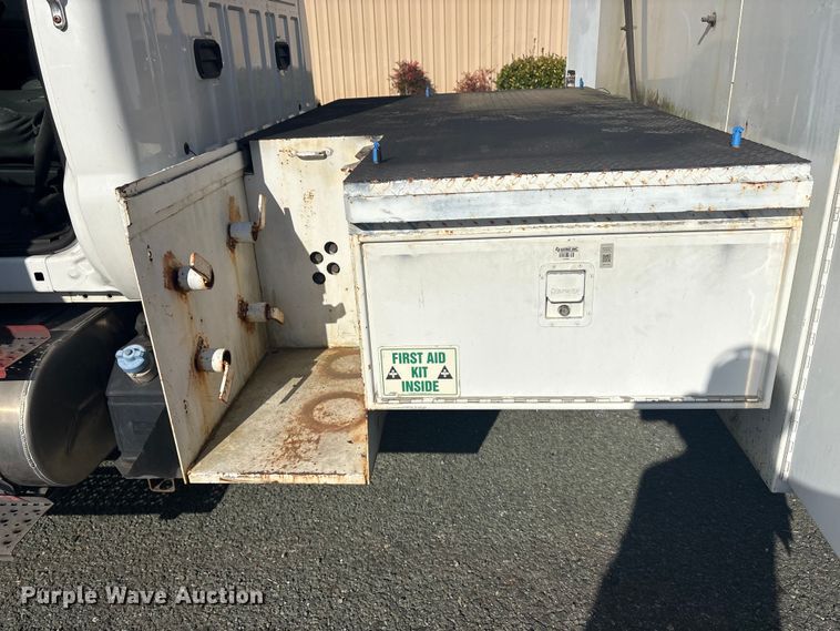 image for item ET8615 2011 Ford F750 Super Duty XL utility / service truck