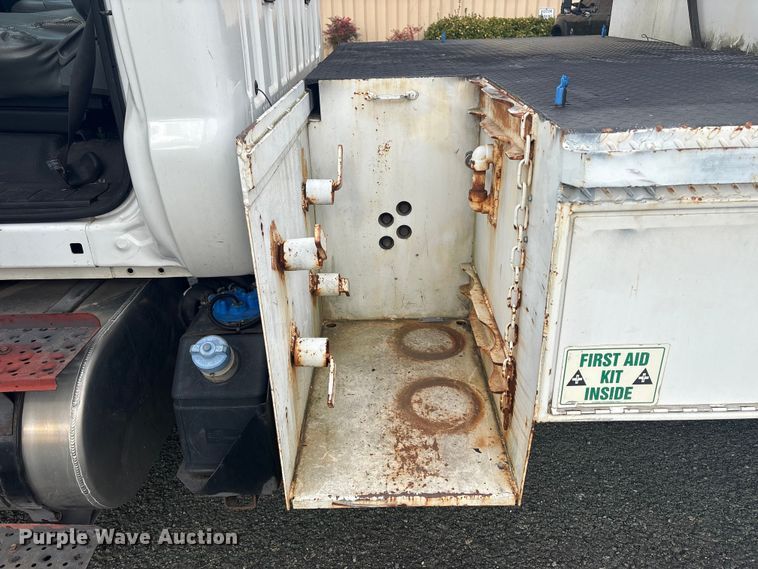 image for item ET8615 2011 Ford F750 Super Duty XL utility / service truck