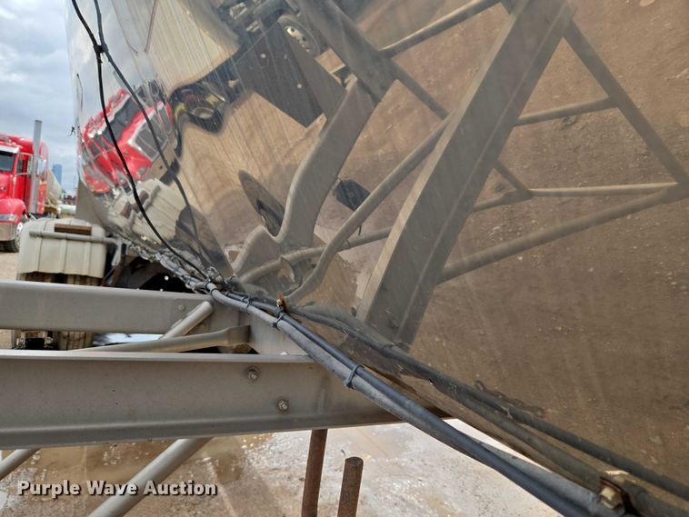 image for item EU3651 1995 Bar-Bel tank trailer