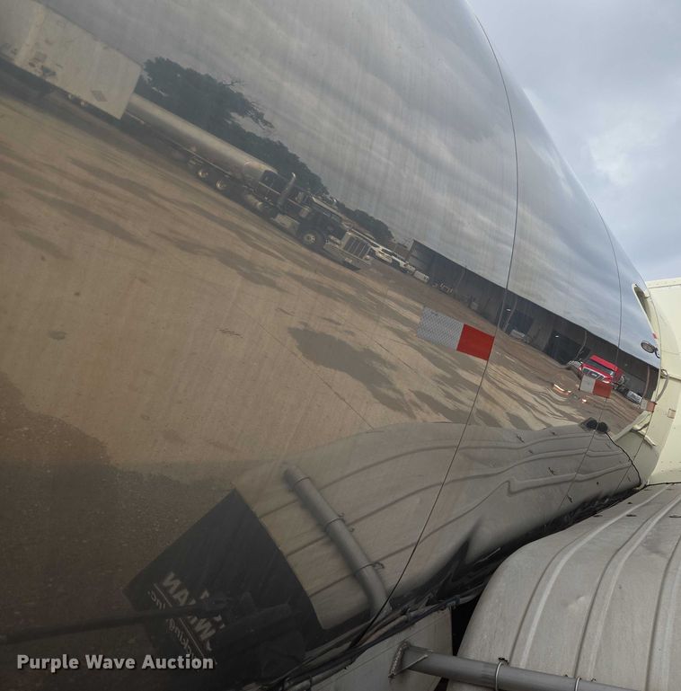 image for item EU3651 1995 Bar-Bel tank trailer