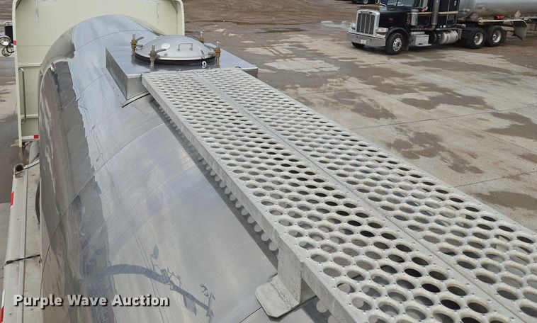 image for item EU3651 1995 Bar-Bel tank trailer