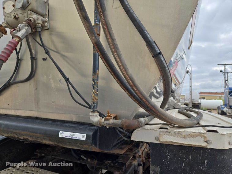 image for item EU3651 1995 Bar-Bel tank trailer