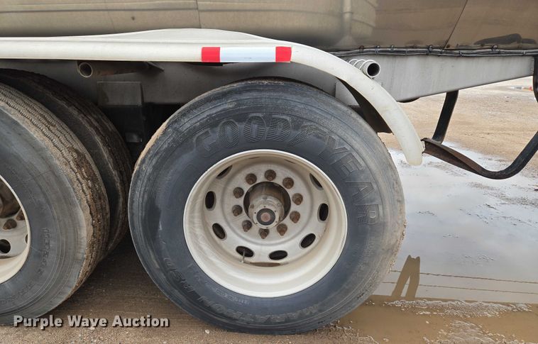 image for item EU3651 1995 Bar-Bel tank trailer