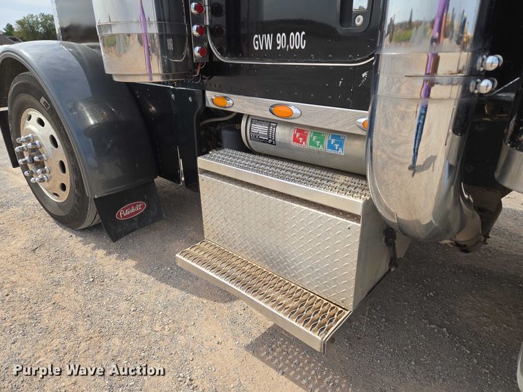 image for item EU3930 2005 Peterbilt 379 semi truck