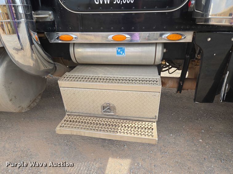 image for item EU3930 2005 Peterbilt 379 semi truck