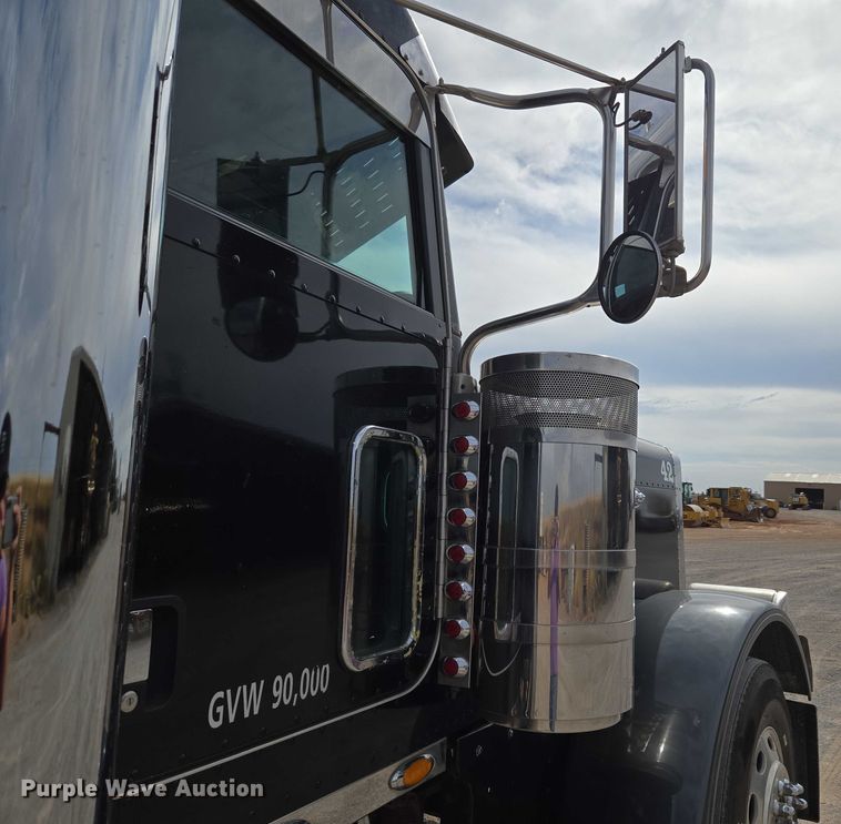 image for item EU3930 2005 Peterbilt 379 semi truck