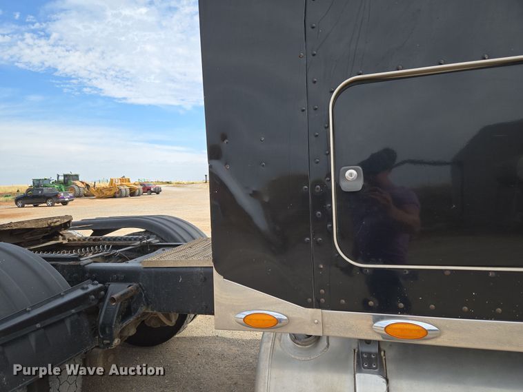 image for item EU3930 2005 Peterbilt 379 semi truck