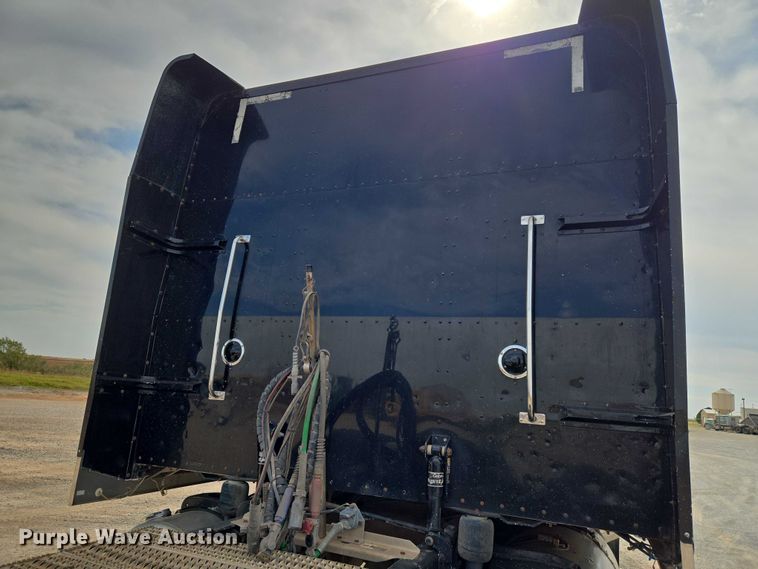 image for item EU3930 2005 Peterbilt 379 semi truck