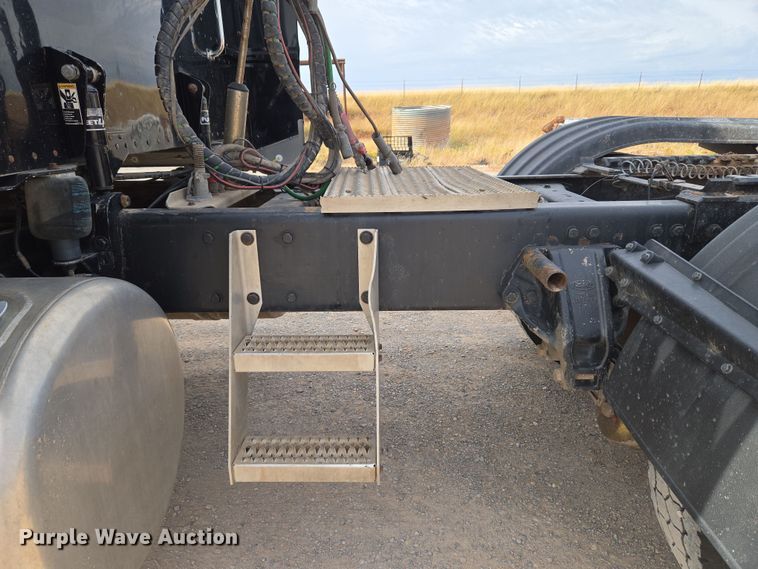 image for item EU3930 2005 Peterbilt 379 semi truck