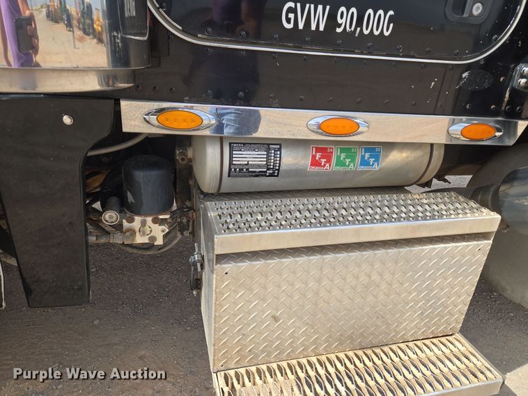 image for item EU3930 2005 Peterbilt 379 semi truck