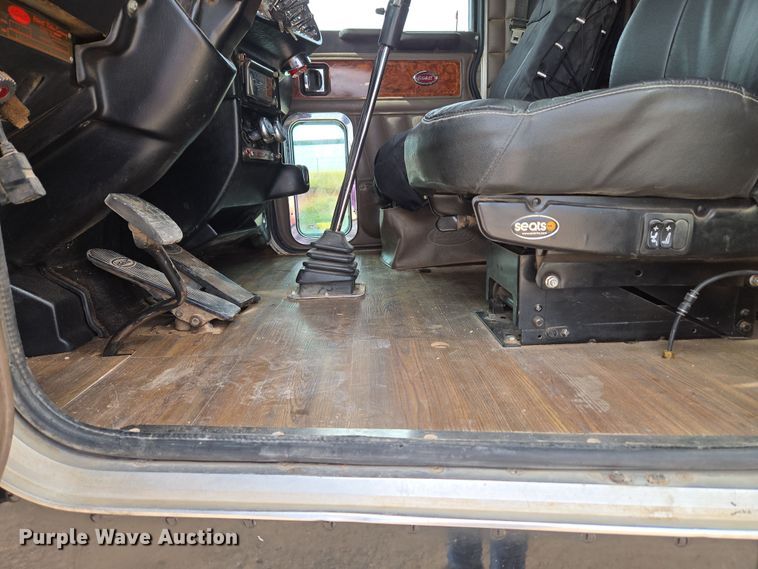 image for item EU3930 2005 Peterbilt 379 semi truck