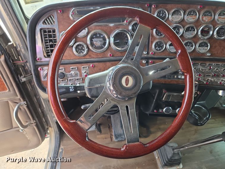 image for item EU3930 2005 Peterbilt 379 semi truck