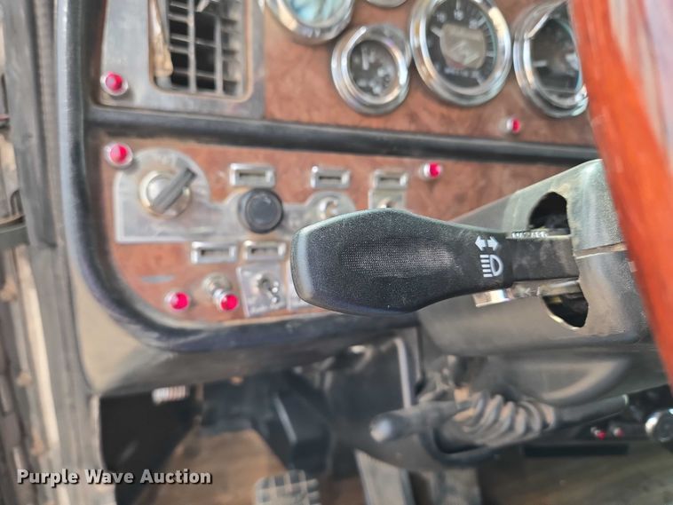 image for item EU3930 2005 Peterbilt 379 semi truck