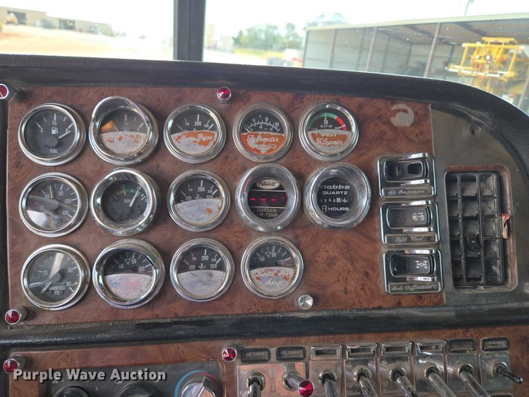 image for item EU3930 2005 Peterbilt 379 semi truck