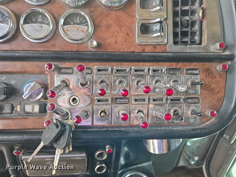 image for item EU3930 2005 Peterbilt 379 semi truck