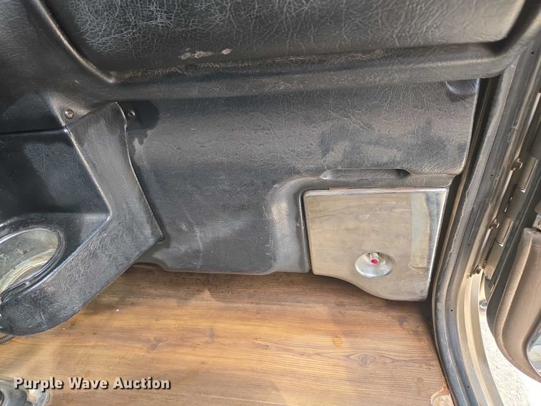 image for item EU3930 2005 Peterbilt 379 semi truck