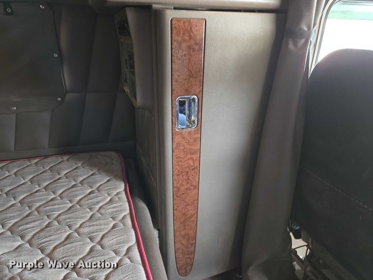 image for item EU3930 2005 Peterbilt 379 semi truck