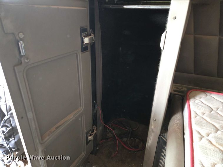 image for item EU3930 2005 Peterbilt 379 semi truck