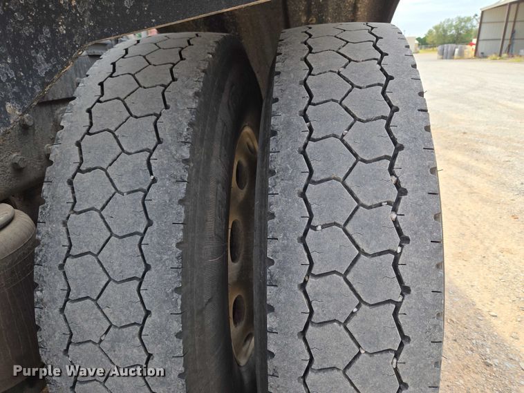 image for item EU3930 2005 Peterbilt 379 semi truck