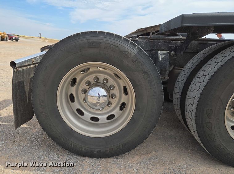 image for item EU3930 2005 Peterbilt 379 semi truck