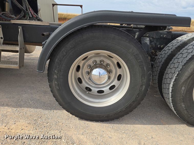 image for item EU3930 2005 Peterbilt 379 semi truck