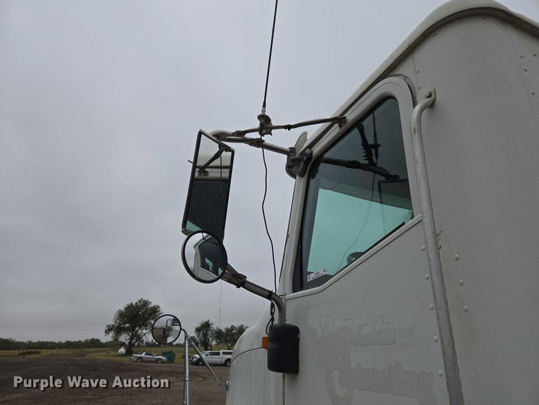 image for item EU3952 2003 International 9200i semi truck