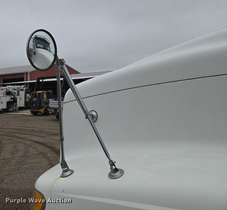 image for item EU3952 2003 International 9200i semi truck