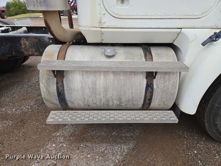 image for item EU3952 2003 International 9200i semi truck