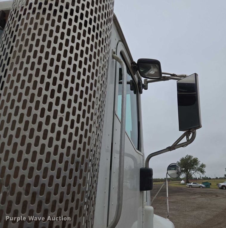 image for item EU3952 2003 International 9200i semi truck