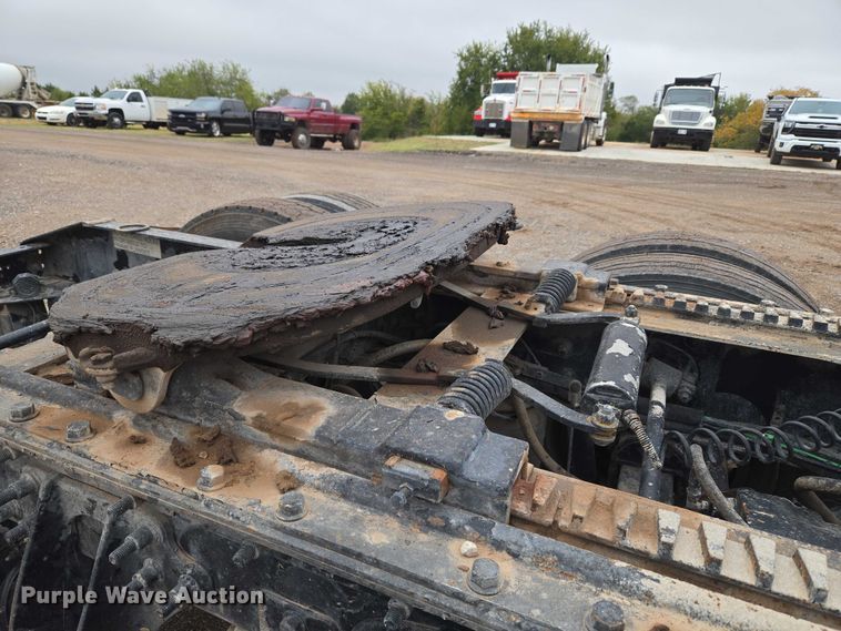 image for item EU3952 2003 International 9200i semi truck