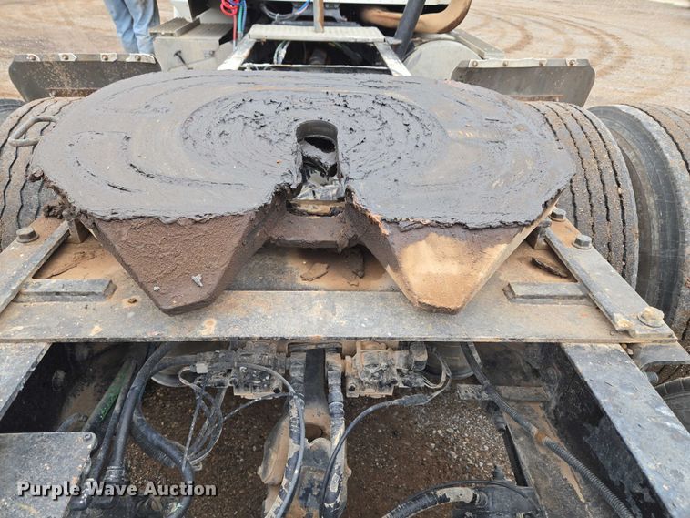 image for item EU3952 2003 International 9200i semi truck